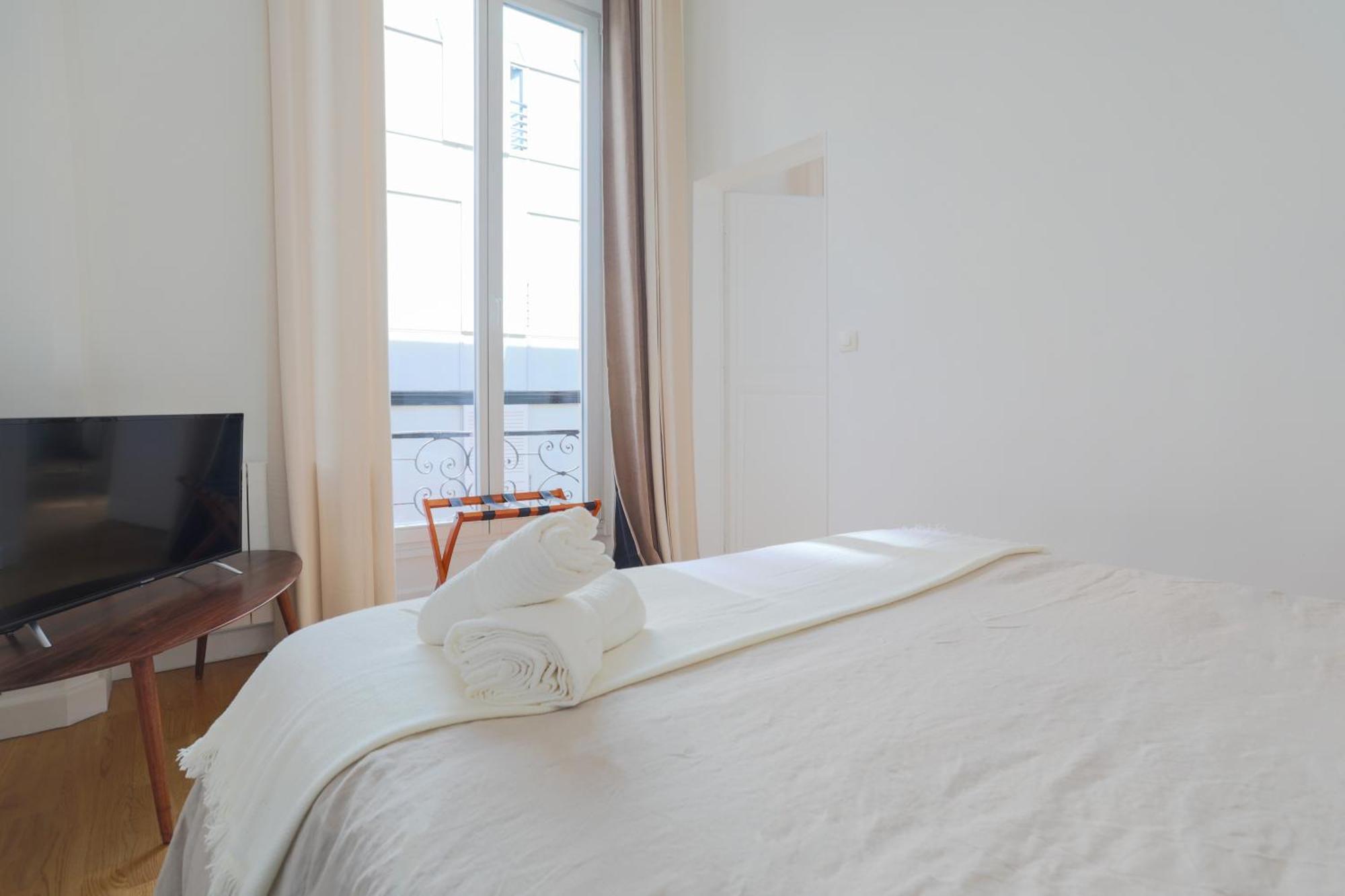 123Paris City Room photo
